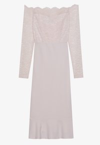 Robe à manches longues décolletée, en dentelle rose clair et tissu lisse, avec un ourlet évasé et des détails en dentelle complexe au niveau du corsage.