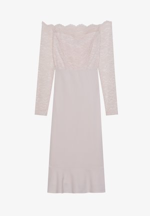 Mekko, jossa on olkaimettomat hihat, pitkähihaisista kevyestä vaaleanpunaisesta pitsistä ja sileästä kankaasta valmistettu. Mekossa on levenevä helma ja monimutkaisia pitsiyksityiskohtia bodicessa.