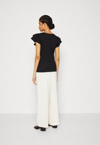 Selected Femme SLFCAMILA SS RUFFLE - Trükipildiga T-särk - black