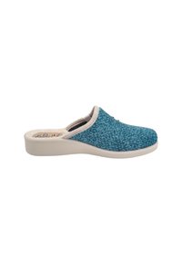 Scarpa slip-on in tessuto turchese, con punta arrotondata, suola in gomma color crema e delicati dettagli di cucitura lungo il colletto.