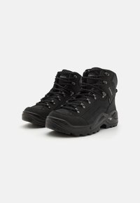 Schwarze Wanderstiefel mit einem hohen Knöcheldesign, ausgestattet mit strukturierten synthetischen Obermaterialien, robusten Schnürsenkeln und rutschfesten Gummisohlen für besseren Halt.