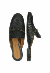 Mule in pelle intrecciata nera con accentuazione a catena. Suola piatta, punta affusolata e tallone scoperto. Fodera interna in un colore contrastante beige.