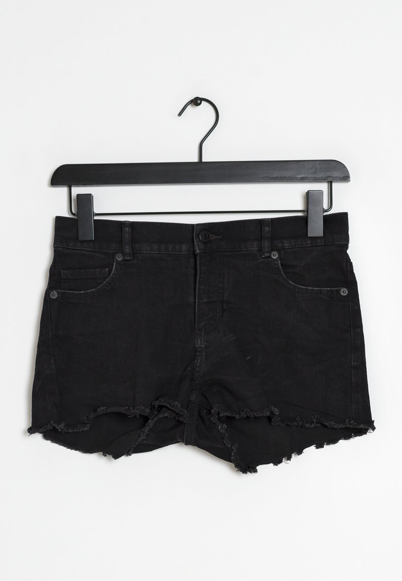 Svarta denimshorts med en fransig nederkant, fem fickor, metalldetalj för knäppning och bälteshällor, hängande på en svart galge.