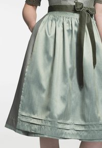 Een knielange, tweekleurige rok van zachtgroen satijn met een geraffineerde taille, afgewerkt met een donkergroene fluwelen lint en subtiele patroonaccenten.