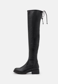 Botas negras por encima de la rodilla hechas de material sintético suave con un tacón cuadrado y un lazo ajustable en la parte superior para un ajuste seguro.