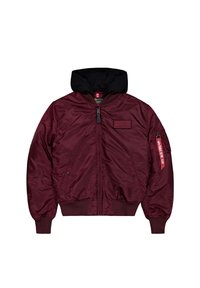 Burgunderfarbene Bomberjacke mit schwarzer Kapuze. Verfügt über einen Reißverschluss vorne, elastische Bündchen, zwei Seitentaschen und ein rotes Etikett auf dem Ärmel.