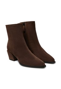 Stivaletti in suede marrone con punta appuntita e tacco basso e spesso, dotati di zip laterale per un facile indossamento. Texture liscia e design semplice.