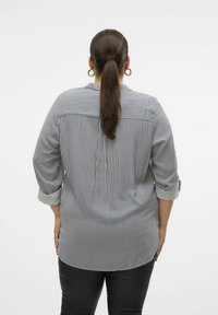 Vero Moda Curve VMBUMPY SHIRT NEW - Chemisier - snow white
