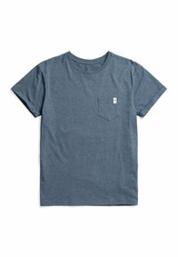Blauwe katoenen T-shirt met een ronde hals, korte mouwen en een borstzak aan de linkerkant met een klein label. Zachte textuur en rechte zoom.