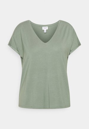 Lichtgroene damestop met korte mouwen, V-hals en losse pasvorm, afgebeeld op een effen witte achtergrond.