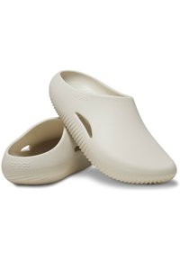 Beige Clogs mit einer glatten, matten Oberfläche. Runde Zehenpartie und offenes Design mit Belüftungslöchern. Strukturiere Sohle für Grip und Flexibilität.