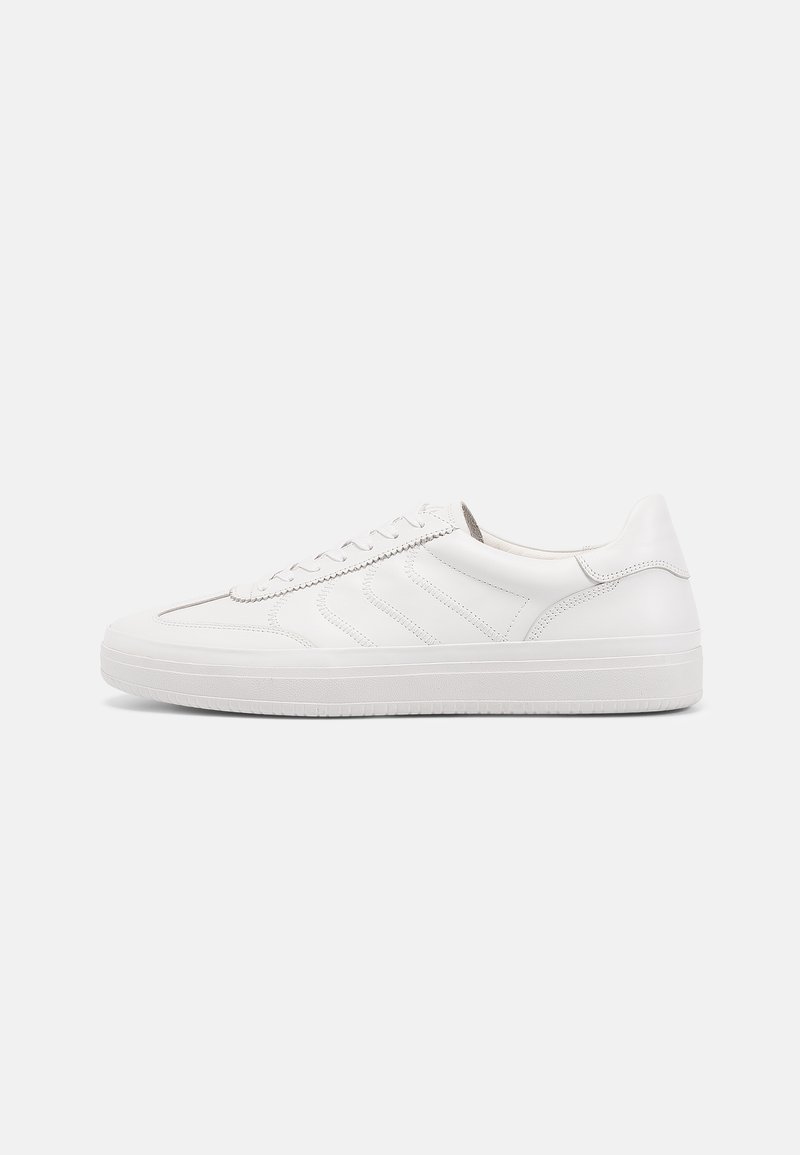 Bílé nízké tenisky z kůže, s třemi embosovanými pruhy, kulatou špičkou, plochou gumovou podrážkou a minimalistickým designem.