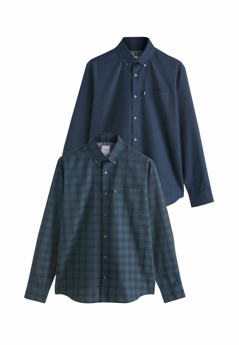 Due magliette a maniche lunghe: una in tinta unita blu navy scuro con una tasca sul petto, l'altra a scacchi blu e verde. Entrambe presentano un'apertura con bottoni.