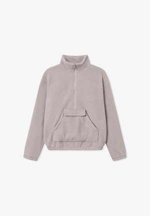 Szürke bolyhos pulóver magas gallérral, fél cipzárral és kenguru zsebbel. Puha, textúrált anyag és laza szabású dizájn.