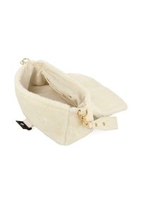 Kremasta plišasta torbica z mehko zunanjostjo, z zlato kovinsko opremo in prostorno notranjostjo, ki vsebuje žep in zapiranje na sponko.