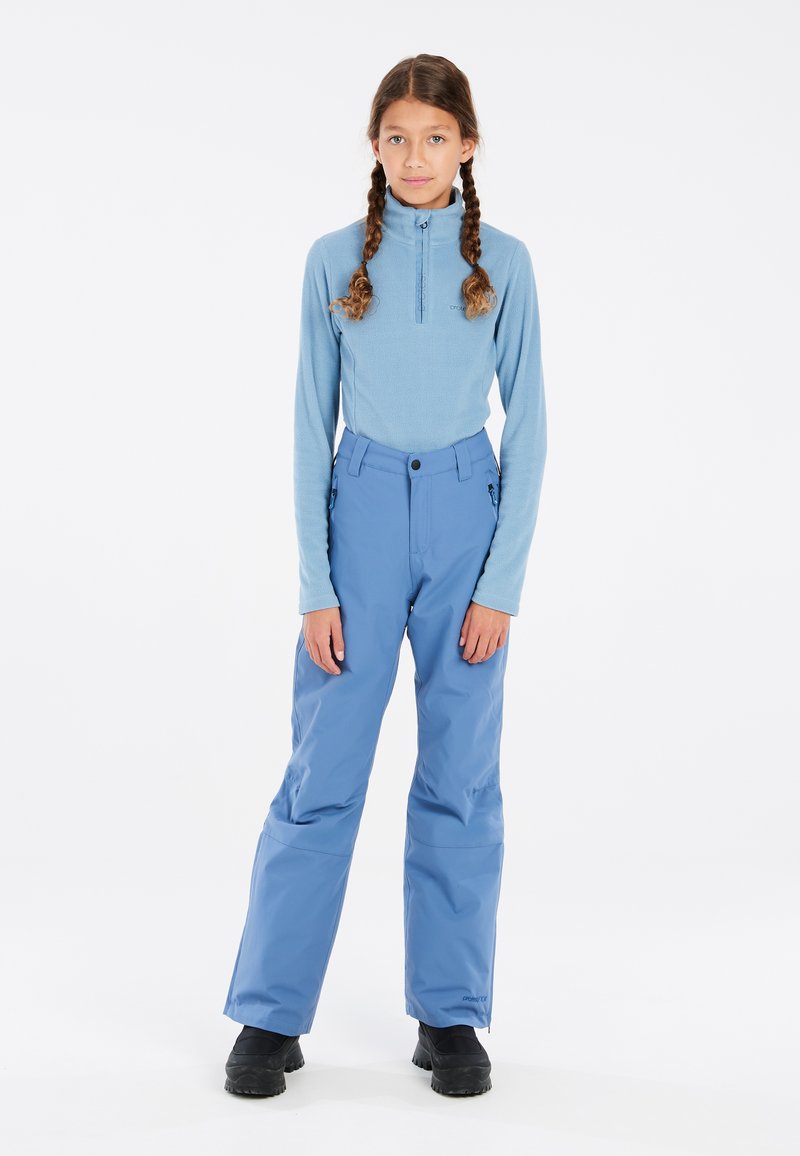 Maglione azzurro in pile a maniche lunghe con zip a metà e pantaloni da neve impermeabili blu, dotati di tasche laterali, abbinati a calzature scure. Design semplice.