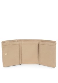 Portafoglio in pelle beige con finitura testurizzata, tre scomparti per carte e chiusura a bottone a pressione. L'interno è foderato con materiale liscio per un facile accesso.