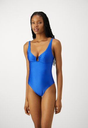 Un maillot de bain une pièce bleu avec un décolleté plongeant, des bretelles larges et un détail découpé à l'avant. Fabriqué en tissu lisse et extensible.