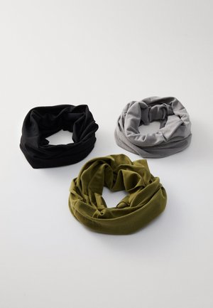 Tre sciarpe tubolari in nero, grigio e verde oliva. Realizzate in tessuto morbido, presentano un design testurizzato e arricciato.