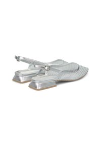 Los zapatos slingback plateados presentan una parte superior texturizada con pequeños recortes, un tacón bloque modesto y un detalle de hebilla en la correa del tobillo.
