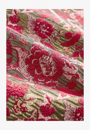 Audums ar ziedu rakstu sarkano un rozā toņu tonī uz zaļa fona. Iekļaujot sarežģītu izšuvumu un teksturētu virsmu.