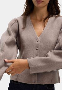 Hellbrauner gestrickter Cardigan mit V-Ausschnitt, Knopfleiste und weiten Ärmeln. Verfügt über einen strukturierten Stoff und eine lockere Passform.