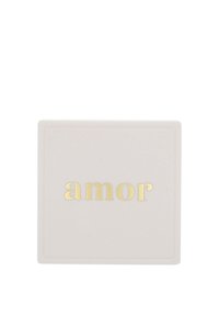 Scatola quadrata di colore rosa chiaro con una texture liscia, caratterizzata dalla parola "amor" in grassetto, con lettera dorata in rilievo.