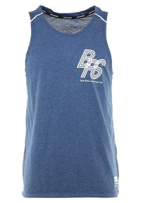 Niebieski, bezrękawnik do biegania Nike z logo "BRS" i napisem "Blue Ribbon Sports Track Club" z przodu, wykonany z przewiewnej siateczkowej tkaniny.