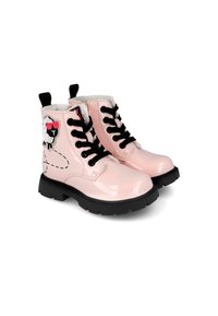 Botas de tobillo de charol rosa con cordones negros, suela texturizada negra y diseño de ovejas bordado en el lado exterior.