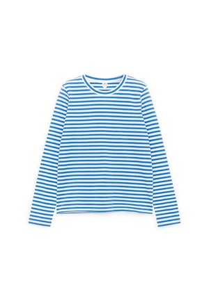 Koszula z długim rękawem w niebiesko-białe poziome paski, z okrągłym dekoltem, miękka tkanina i luźny krój. Brak widocznych logo lub wzorów.