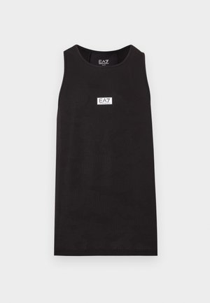 Melns sportisks bezroku tops ar smalku maskēšanās rakstu un baltu EA7 Emporio Armani logotipu centrā uz krūtīm.