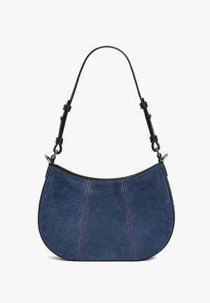 Borsa in suede blu navy con una forma curvata, tracolla in pelle nera, cuciture a contrasto e chiusura con zip nella parte superiore.