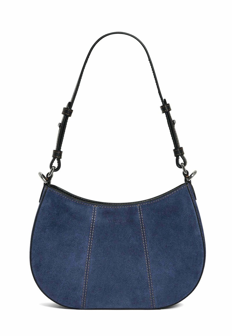 Sac à main en suède bleu marine avec une forme arrondie, une bandoulière en cuir noir, des coutures contrastantes et une fermeture éclair en haut.