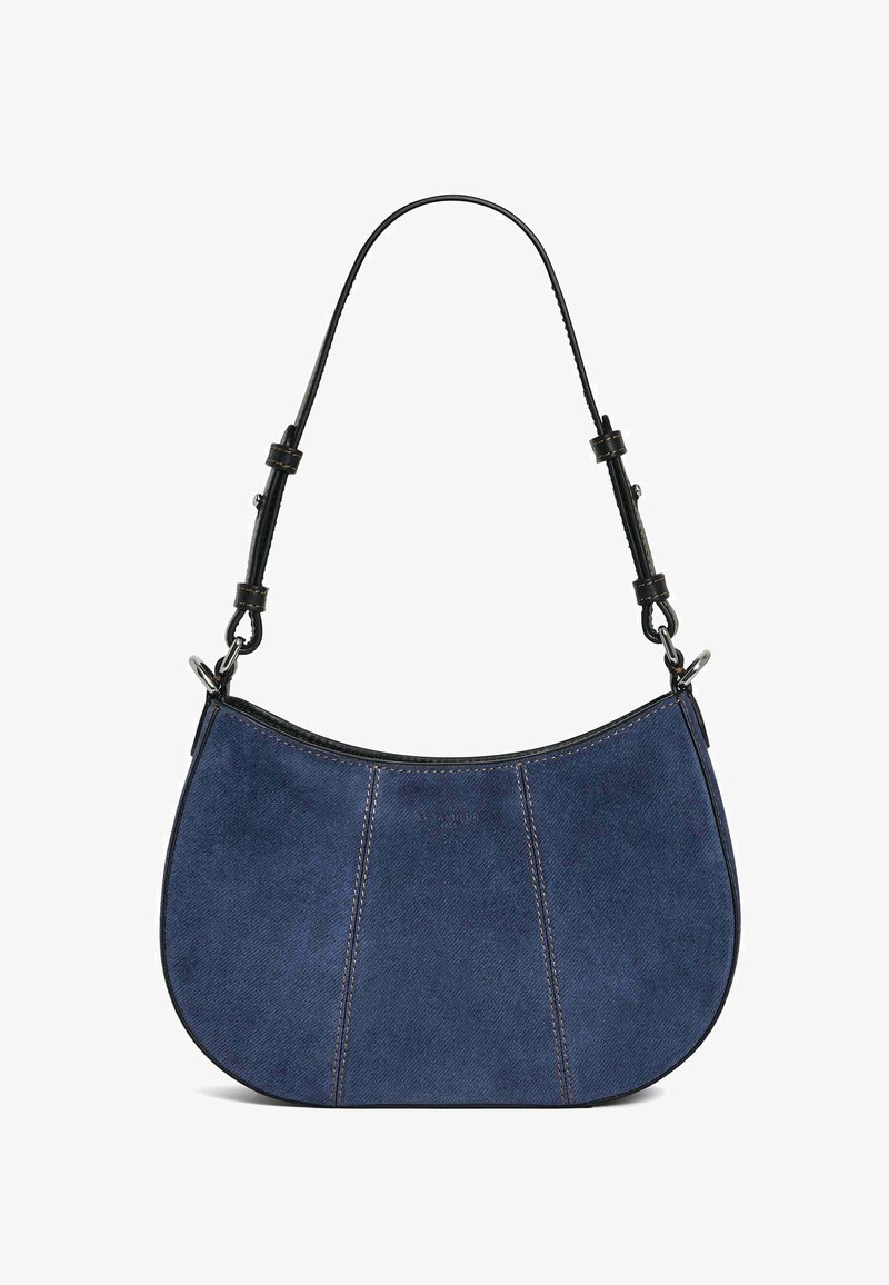 Sac à main en suède bleu marine avec une forme arrondie, une bandoulière en cuir noir, des coutures contrastantes et une fermeture éclair en haut.