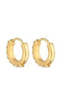 Boucles d'oreilles en forme de créole en ton or avec des accents en perles, présentant une finition lisse et une forme arrondie. Marquées "925" pour indiquer leur teneur en argent.