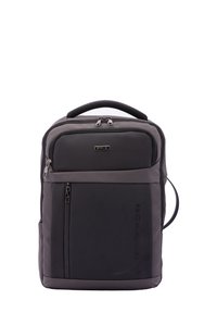 Zaino nero e grigio realizzato in tessuto resistente, caratterizzato da una tasca frontale con zip, un manico imbottito e un logo minimalista sul lato.