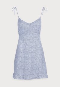 Vestido floral azul con tirantes finos ajustables, cintura fruncida y bajo con volantes. Hecho de una tela ligera con un pequeño estampado floral blanco.