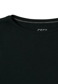 Zwarte katoenen t-shirt met een ronde halslijn, zachte textuur en gestikte details rond de kraag met de zichtbare merknaam.