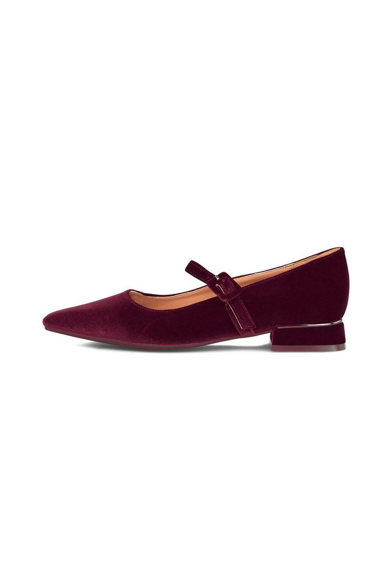 Zapato plano Mary Jane de terciopelo burdeos oscuro para mujer, con punta afilada y tacón cuadrado bajo, sobre fondo blanco.