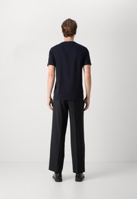 Tommy Hilfiger STACK TEE - T-shirt basic - desert sky