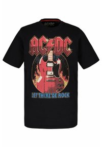 Camiseta de algodón negra con un gran gráfico de una guitarra eléctrica roja, llamas y el texto "AC/DC Let There Be Rock" en colores vivos.