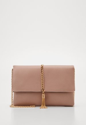 Kleine rechthoekige dusty pink leren clutch met gouden kettingriem en decoratieve gouden kwast op de voorflap.