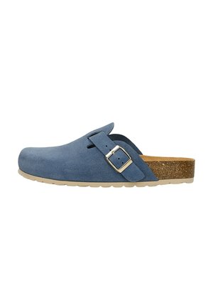 Sabot bleu en cuir suédé avec une pointe arrondie, détail de boucle sur le côté et semelle en liège. Dispose d'une semelle en caoutchouc léger pour plus de confort.