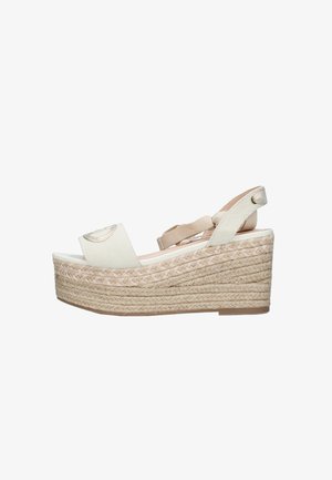 Sandale compensée espadrille beige avec plateforme en jute tressé, bout ouvert et bride de cheville réglable.