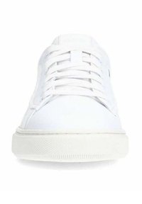 Sneakers bianchi con tomaia in pelle liscia, suola in gomma piatta e design tradizionale con lacci. Presentano uno stile minimalista e nessun logo visibile.