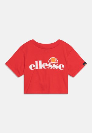 Punainen lyhyt t-paita, jossa on valkoinen "ellesse"-logo ja oranssi puolikaarin kuvio paidan etuosan keskellä.