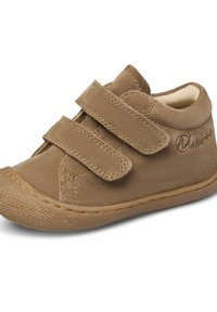 Scarpa per bambini in suede marrone con due cinturini in Velcro, punta rotonda e suola in gomma con motivo testurizzato lungo il bordo.