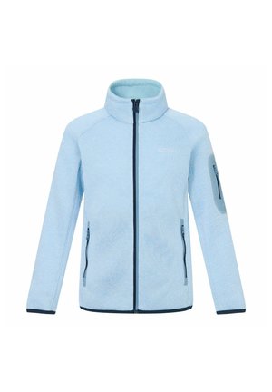 Hellblaue Fleecjacke mit durchgehendem Reißverschluss, hohem Kragen, zwei seitlichen Reißverschlusstaschen und einer kleinen Reißverschlusstasche am linken oberen Ärmel.