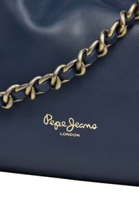 Granatowa skórzana torba z złotą łańcuszkową rączką, charakteryzująca się gładką fakturą oraz wytłoczonym logo "Pepe Jeans London" w kolorze złotym.