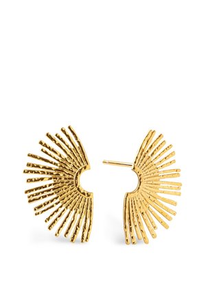 Paire de boucles d'oreilles clous en métal doré en forme d'éventail avec des lignes texturées rayonnantes et une fermeture à tige arrière.